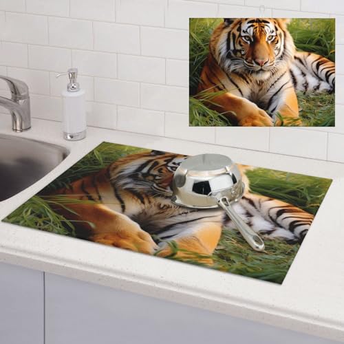 Tiger liegt auf dem Gras Abtropfmatte für Küche, 45,7 x 61 cm, Abtropfmatte, super saugfähige Abtropfmatte für Küche, Theke, Abtropfmatte, rutschfeste Kaffeematte, leicht zu reinigen, von LZQPOEAS