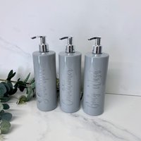 Personalisierte Graue 500Ml Plastikflasche Mit Pumpe/Wiederverwendbar, Nachfüllbar Badezimmer Toilettenartikel Shampoo, Conditioner, Duschgel Etc von LZTheLabel