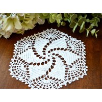 Kleine Pin Wheel Cremige Weiße Hand Häkeln Spitzendeckchen 3411 von LaBellaVintage