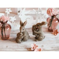 Dekofigur Hase | Hasenpaar Osterdeko Frühlingsdeko Frühjahrsdeko Landhaus Deko Mit Kind Dekohase Osterhase Osterfigur Dekofigur Hase | Hasenpaar Osterdeko Frühlingsdeko Frühjahrsdeko Landhaus Deko Mit Kind Dekohase Osterhase Osterfigur von LaDresseria