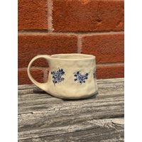 Delfter Blau Blumenbecher | Zierliche Blumen Handgemachte Keramik Rustikales Porzellan Herbst Erntedank Geschenk Delfter Blau Blumenbecher | Zierliche Blumen Handgemachte Keramik Rustikales Porzellan Herbst Erntedank Geschenk von LaFleurArtisane