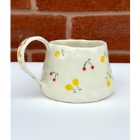Handgetöpferte Porzellantasse Kirschen & Zitronen, Handbemalte Kaffeetasse Aus Keramik von LaFleurArtisane