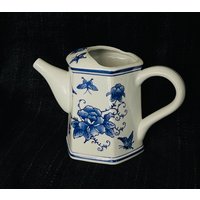 Vintage Teekanne Blau Mit Weißer Blumen - Und Schmetterlingskeramik von LaGuanaquitasCloset