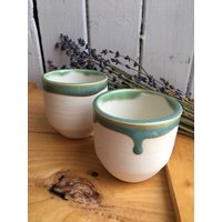 Kleine Teetasse Aus Weißem Porzellan Mit Grüner Glasur Kleine Teetasse Aus Weißem Porzellan Mit Grüner Glasur von LaMaisonDeLea