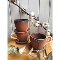 Tasse Und Untertasse Aus Roter Terrakotta-Keramik Mit Blauem Detail von LaMaisonDeLea