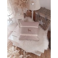 Kissenhülle/ Kissenbezug Dekokissen Landhaus Cottage Hirsch Leinen Boho Spitzenband Fransen Taupe Beige 40x40cm von LaMilaHandmade