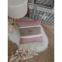 Kissenhülle/ Kissenbezug Dekokissen Landhaus Cottage Hirsch Rot Braun Spitzenband 40x40cm von LaMilaHandmade