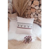 Kissenhülle/Kissenbezug Dekokissen Zierkissen Landhaus Cottage Hirschkopf Beige Rot Blau Grau Natur Spitzenband 40x40cm von LaMilaHandmade