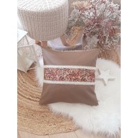 Landhauskissen Dekokissen Kissenhülle Kissenbezug Braun Rot Spitzenband Bauernhauskissen Leinenlook Natur Landhauskissen Dekokissen Kissenhülle Kissenbezug Braun Rot Spitzenband Bauernhauskissen Leinenlook Natur von LaMilaHandmade