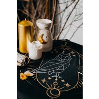 Eulen Altar Tarot Tuch, Umarme Weisheit Und Magie Mit Dem La Muci Hexe Pagan Wicca Dekoration, 100% Baumwolle Oder Seide Eulen Altar Tarot Tuch, Umarme Weisheit Und Magie Mit Dem La Muci Hexe Pagan Wicca Dekoration, 100% Baumwolle Oder Seide von LaMuciDesign