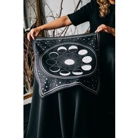 Mondphasen-Tarot-Tuch - Baumwoll-Altar-Tuch Für Mond-Rituale, Tarot-Lesungen & Witchy Decor Mondphasen-Tarot-Tuch - Baumwoll-Altar-Tuch Für Mond-Rituale, Tarot-Lesungen & Witchy Decor von LaMuciDesign