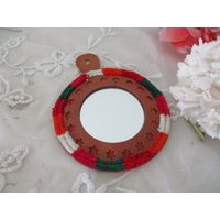 Vintage Hand-/Wandspiegel Indien Handgemachte Geprägte Dekorative Leder Und Garn Boho von LaMuseAntiques