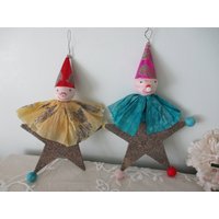 Vintage Weihnachtsverzierung Clown Und Stern Crepe Papier Filz Glitzer Set Von 2 C1950's von LaMuseAntiques