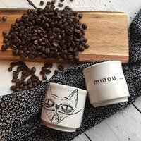 2 Espressotassen Mit Einer Katze Und «Miaou» Auf Der Anderen Seite von LaPoterieduChalet
