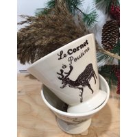 Das Kornett Wurde Aus Poutine Mit Rekette Der Sauce Im Inneren Gemacht von LaPoterieduChalet