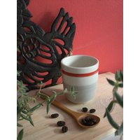Espressotasse Aus Keramik Mit Grauen Und Roten Sockenmuster von LaPoterieduChalet