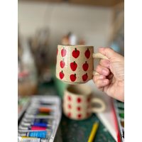 Kaffeebecher Mit Erdbeeren. Von Hand Bemalt Und Gegossen von LaPoterieduChalet