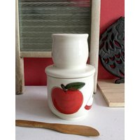 Le Beurrier Breton, Mit Motiven Pommes Peints À La Main, Fait De Procelaine Tournée Main von LaPoterieduChalet