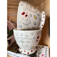 Zwei Kaffeetassen Mit Aufschrift «Kaffee Und Milchkaffee» von LaPoterieduChalet