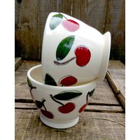 Zwei Schöne Kaffee Schalen Handgemacht Und Handgetöpfert Aus Porzellan Mit Kirsch Muster von LaPoterieduChalet