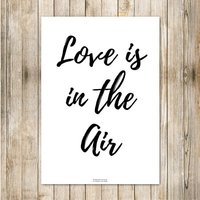 A4-Poster Zum Einrahmen „Liebe Liegt in Der Luft" A4-Poster Zum Einrahmen „Liebe Liegt in Der Luft" von LaPoupettePaillettes