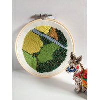 Hand Bestickte Landschaft Luftbild, Landschafts Stickerei, Stickrahmen Kunst, Wandbehang, Deko Hand Bestickte Landschaft Luftbild, Landschafts Stickerei, Stickrahmen Kunst, Wandbehang, Deko von LaboresdeAna