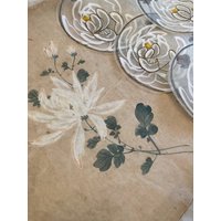 Exquisite Antike Sammlung Von Sechs Handgemalten Lillies Doilies in Original Designpapier Mit Dem Design Darauf von LaceandlinenDesigns