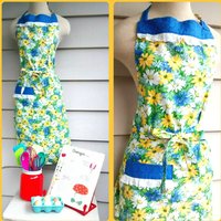 Cottage Floral Schürze - Wildblumen-Druck in Gelb-, Weiß- Und Grüntönen Mit Kontrastierender Blauer Tasche Eigelb- Ösen-Spitzenbesatz Hipster von Lachellybelly
