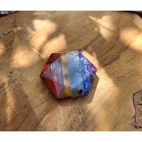 Chakra Feenstein Hexagon 7 Chakren Edelstein Handschmeichler Amethyst Jaspis Sodalith Tigerauge Aventurin Jade Lapislazuli Chakra Feenstein Hexagon 7 Chakren Edelstein Handschmeichler Amethyst Jaspis Sodalith Tigerauge Aventurin Jade Lapislazuli von LacooniSchmuck