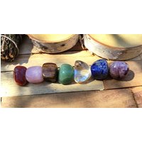 Chakra Steine Edelsteine Set 7 Chakren Amethyst Lapislazuli Jaspis Bergkristall Aventurin Tigerauge Rosenquarz Chakra Steine Edelsteine Set 7 Chakren Amethyst Lapislazuli Jaspis Bergkristall Aventurin Tigerauge Rosenquarz von LacooniSchmuck