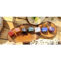 Chakra Steine Edelsteine Set Würfel 7 Chakren Amethyst Lapislazuli Jaspis Bergkristall Aventurin Tigerauge Chakra Steine Edelsteine Set Würfel 7 Chakren Amethyst Lapislazuli Jaspis Bergkristall Aventurin Tigerauge von LacooniSchmuck