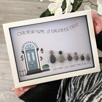 Neues Zuhause Personalisierte Familie Kieselstein Bild - Gerahmte Kunst Muttertagsgeschenk Mama Geburtstagsgeschenk Einweihungsparty Geschenk Neues Zuhause Personalisierte Familie Kieselstein Bild - Gerahmte Kunst Muttertagsgeschenk Mama Geburtstagsgeschenk Einweihungsparty Geschenk von Ladedaliving
