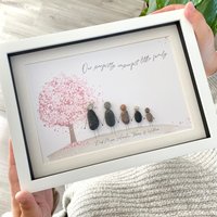 Personalisiertes Familienkieselbild - Familienblütenbaum Familienkieselstein-Kunst Gerahmtes Kieselsteinbild Mama Geburtstags-Muttertagsgeschenk von Ladedaliving