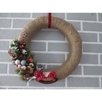 Winterkranz Türkranz Weihnachten Türschmuck Strohkranz Deko-Kranz Weihnachtsdeko Schaukelpferd Tannenzapfen Holzfiguren Jute Herz Haustür von LadenvonElena