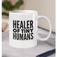 Geschenk Für Kinderarzt - Heiler Der Winzigen Menschen Kaffeetasse Den Arzt Kinderschwester von GiftsForJobs