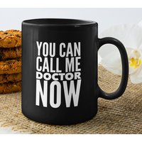 Phd Graduate Geschenk - Sie Können Mich Jetzt Doktor Nennen Kaffeetasse Abschlussgeschenk von GiftsForJobs