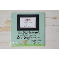 We'll Be Friends Forever Will't We Pooh? Gefragtes Ferkel. Noch Länger" Antwortet Pooh. 12x12" Brettgröße Und 4x6" Fotorahmen We'll Be Friends Forever Will't We Pooh? Gefragtes Ferkel. Noch Länger" Antwortet Pooh. 12x12" Brettgröße Und 4x6" Fotorahmen von Ladybugdesignbyeu