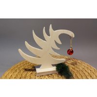 Weihnachtsbaum Krummer Oder Schiefer Mit Kugel Weihnachtsbaum Krummer Oder Schiefer Mit Kugel von Ladysbastelbude