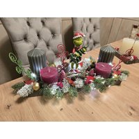 Adventsgesteck Mit Einem Grinch Und Lichterkette Verschiedenes Grün Größe Ca 40cm von LafleurLuna