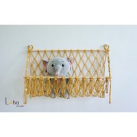 Makramee Stofftier Hängematte Boho Kinderzimmer Dekor, Spielzeug Halter, Wandbehang Hängematte von LahaCorner