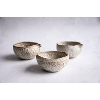 Eingeklemmte Schüssel - Traditionelles Symbol, Matt Monochrom, Nordisch Rustikal, Handgefertigt Minimal Eingeklemmte Schüssel - Traditionelles Symbol, Matt Monochrom, Nordisch Rustikal, Handgefertigt Minimal von LaimaCeramics