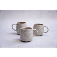 Gesprenkelte Tasse - Handgemachtes Rad Geworfenes Steingut, Nordisch Minimal Natürlich von LaimaCeramics