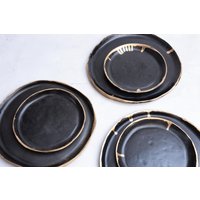 Handgemachter Dessertteller Aus Schwarzem Steinzeug Mit Goldrand | 18, 5 cm Handgemachter Dessertteller Aus Schwarzem Steinzeug Mit Goldrand | 18, 5 cm von LaimaCeramics