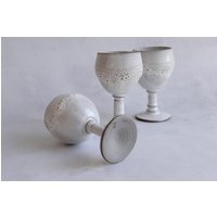 Moon Collection - Weinkelch, Auf Der Töpferscheibe Gedrehtes Steingut Mit Weißer Und Lava Glasur von LaimaCeramics