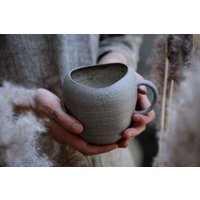 Stone Collection Introvert Becher - Handgefertigtes Steinzeug Bio Graue Creme Keramik von LaimaCeramics