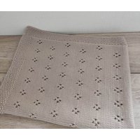 Handgestrickte Babydecke Aus Merinowolle | Im Bild in Hellbeige von Laineettissu