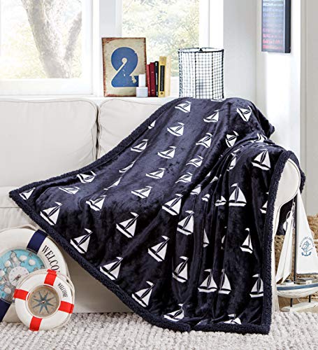 Lala + Bash Decke Coleman Segelboot-Druck, Sherpa-Fleece, Marineblau, 50 x 60 cm von Lala + Bash