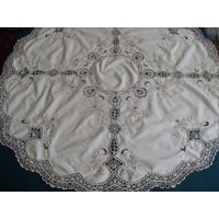 Antike Tischdecke, Sehr Feine Verarbeitung Mit Gehäkelter Spitze Und Stickerei U Größe 90 cm/35"/ von Lalerosso