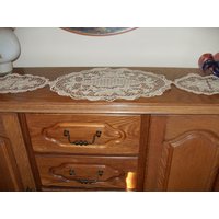 Ein Schönes Set Von Drei Stücken Beige Handstickerei Pizzo Di Burano Größe 1 Stück 48/30 cm Plus 2 18 cm, Handgefertigt, Antike 1930Er Jahre Ein Schönes Set Von Drei Stücken Beige Handstickerei Pizzo Di Burano Größe 1 Stück 48/30 cm Plus 2 18 cm, Handgefertigt, Antike 1930Er Jahre von Lalerosso