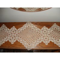 Einzigartige, Wunderschöne, Von Hand Gehäkelte, Längliche Tischdecke, Ecru 1930, Größe 116/46 cm von Lalerosso